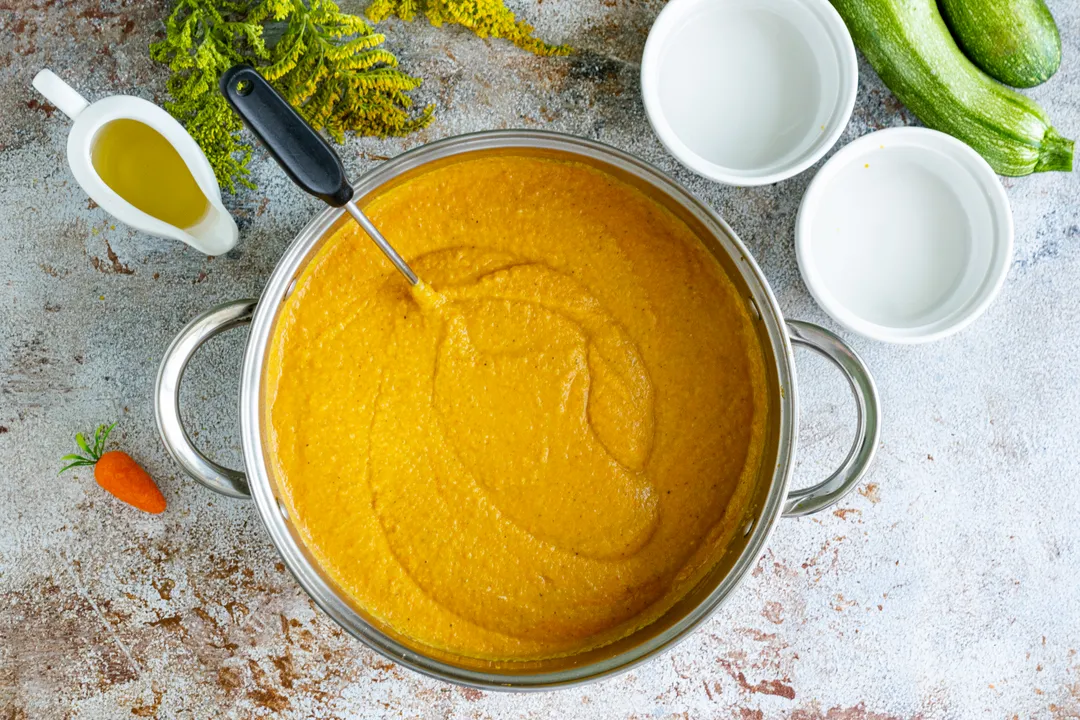 Поверніть каструлю на повільний вогонь, обов’язково накрийте кришкою. Продовжуйте тушкувати ікру з кабачків протягом 1 години. Поки консервація готується, простерилізуйте скляні банки та металеві кришки до них.