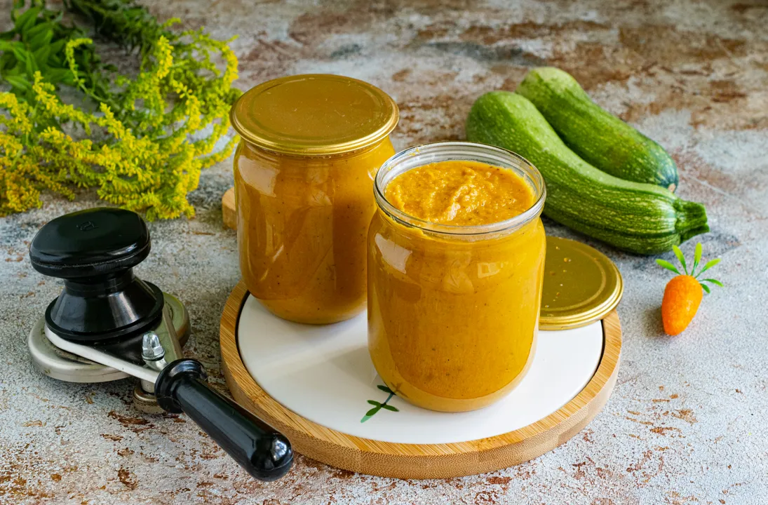 Розкладіть кабачкову ікру у підготовлені банки. Накрийте консервацію металевими кришками, щільно закрутіть.