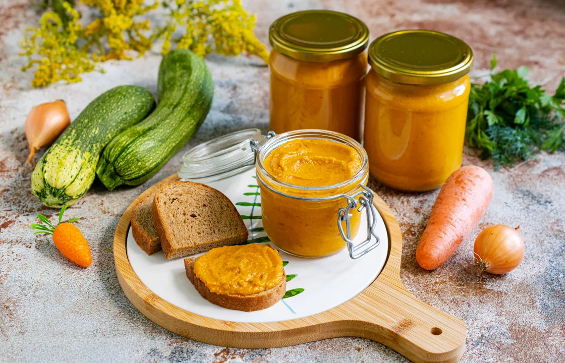 Готову кабачкову ікру з майонезом зберігайте у темному прохолодному місці.