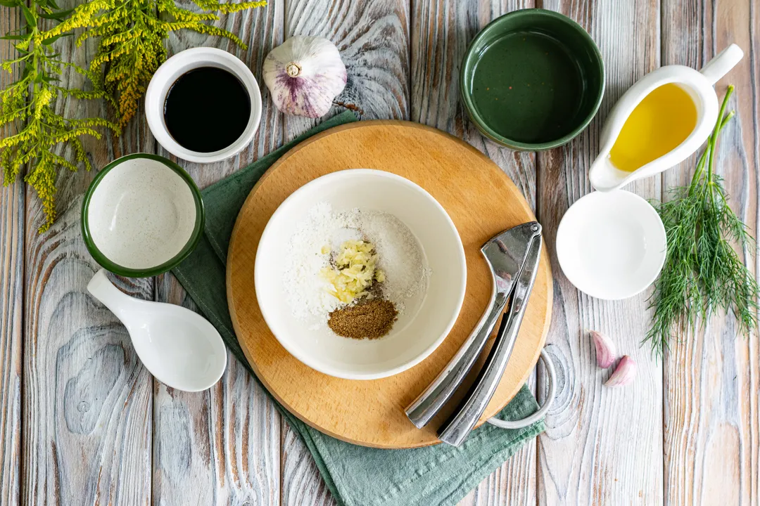 In a separate bowl, combine cornstarch, sugar, black pepper, and ground coriander. Add a little salt to the mixture, keeping in mind that soy sauce is also salty. If you are using concentrated soy sauce, salt should be excluded from the list of ingredients. For aroma, add garlic cloves pressed through a garlic press.