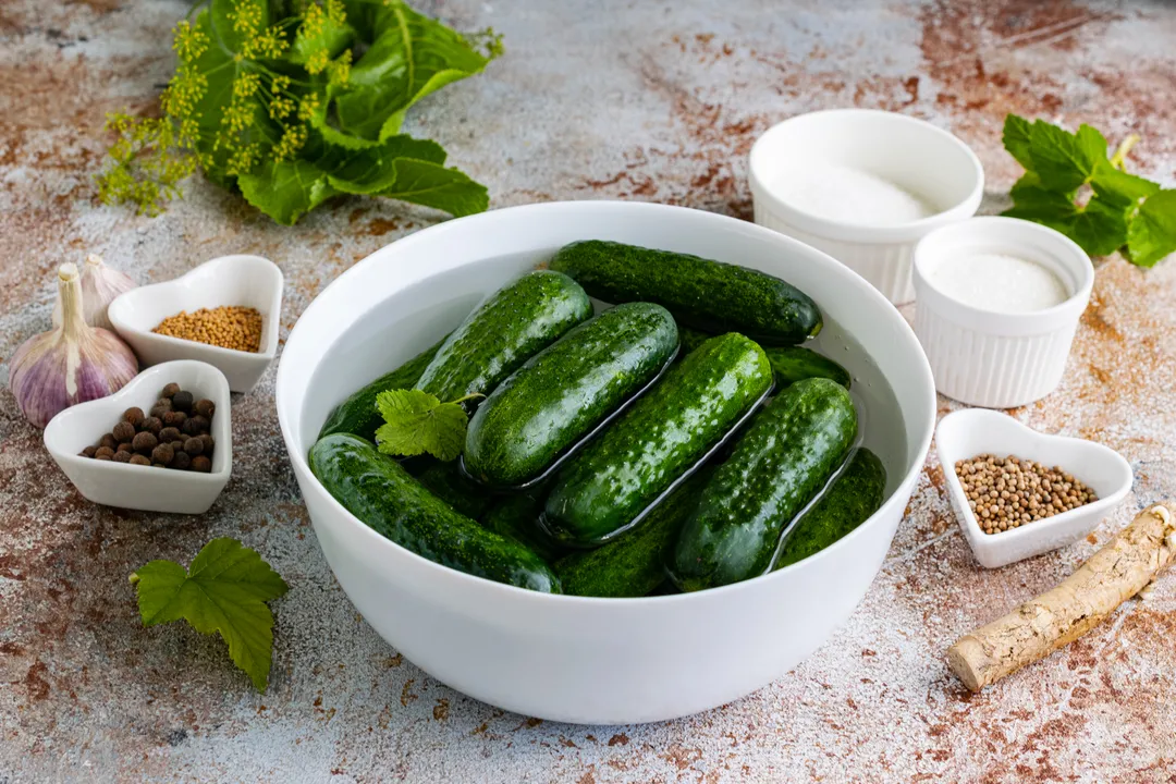 Wash the fresh, small cucumbers, place them in a deep bowl, cover with cold water, and let them soak for a few hours. This will make the vegetables crispier and juicier.