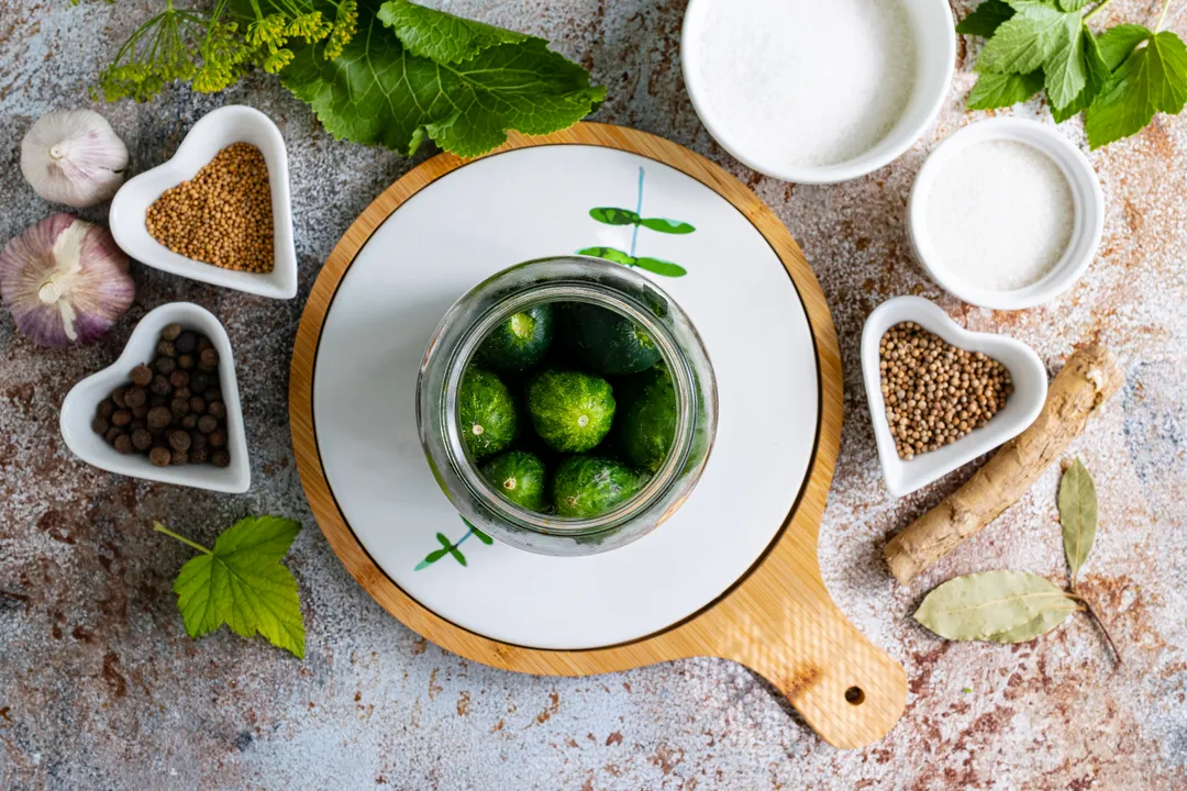 Fill the jars with cucumbers.