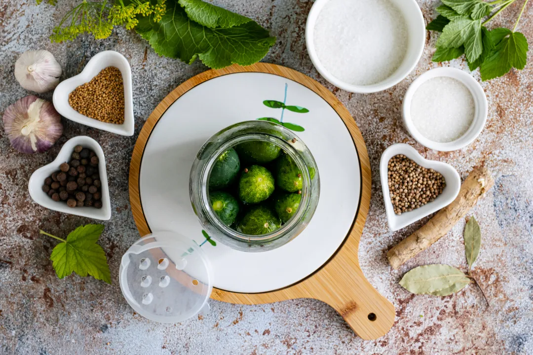 Carefully drain the hot water from the jars into a deep saucepan. A special nylon lid with holes is convenient for this purpose.