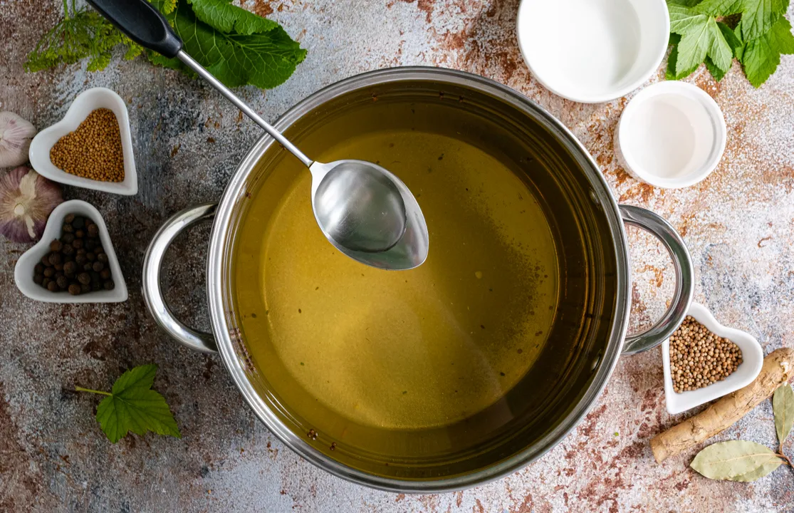 Pour 9% table vinegar into the boiling marinade, stir, and turn off the heat.