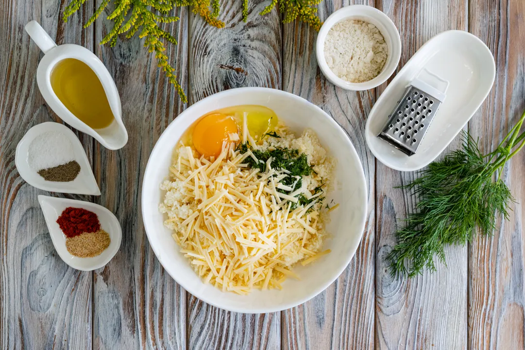 Твердий сир подрібни на тертці з дрібним полотном, додай до решти інгредієнтів. Крім твердого сиру можна використовувати й інші варіанти: пікантний пармезан для більш насиченого смаку, ніжну моцарелу для м'якої тягучості, чеддер для яскравості або суміш декількох сортів - це додасть складності та глибини смаку.