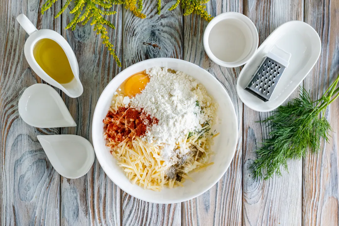 В отриману суміш всип пшеничне борошно, сіль та спеції за смаком. Я додала трохи чорного перцю, копчену паприку та сушений часник для аромату.