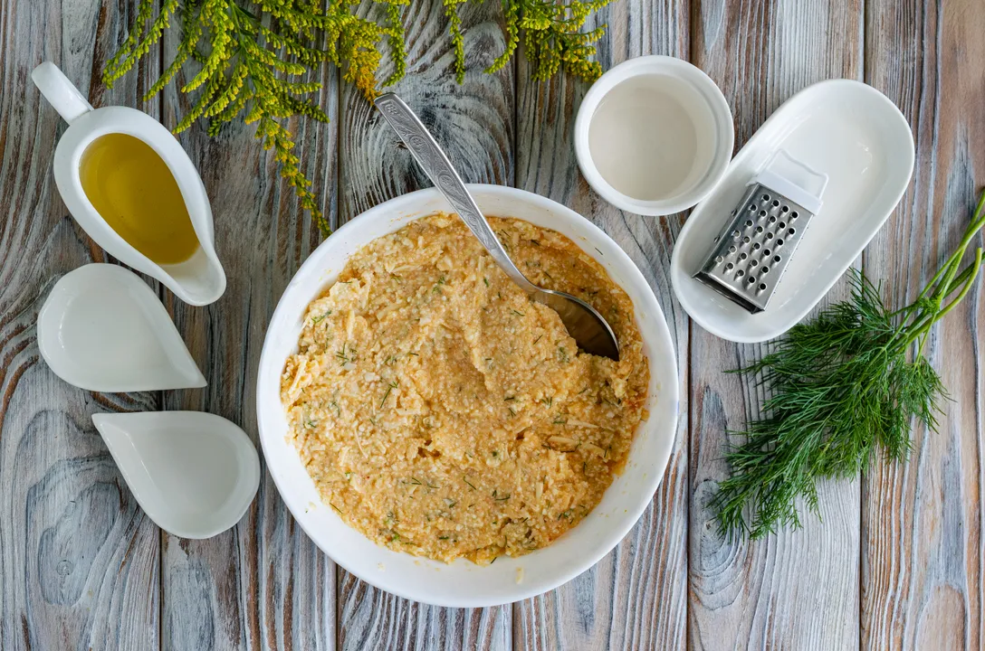 Ретельно перемішай інгредієнти, досягаючи однорідної консистенції тіста для оладок.