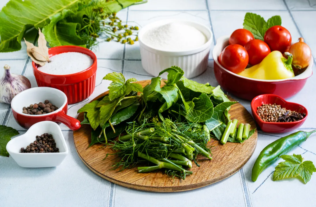 Wash the greens. Cut the horseradish leaves and dill sprigs into large pieces.