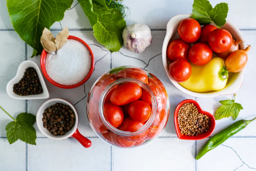 Fill the jars with tomatoes, packing the vegetables in tightly.