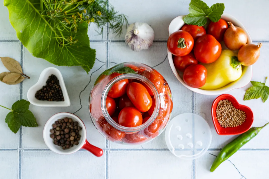 After the specified time, drain the marinade from the jars back into the pot. It is convenient to use a nylon lid with holes for this purpose.
