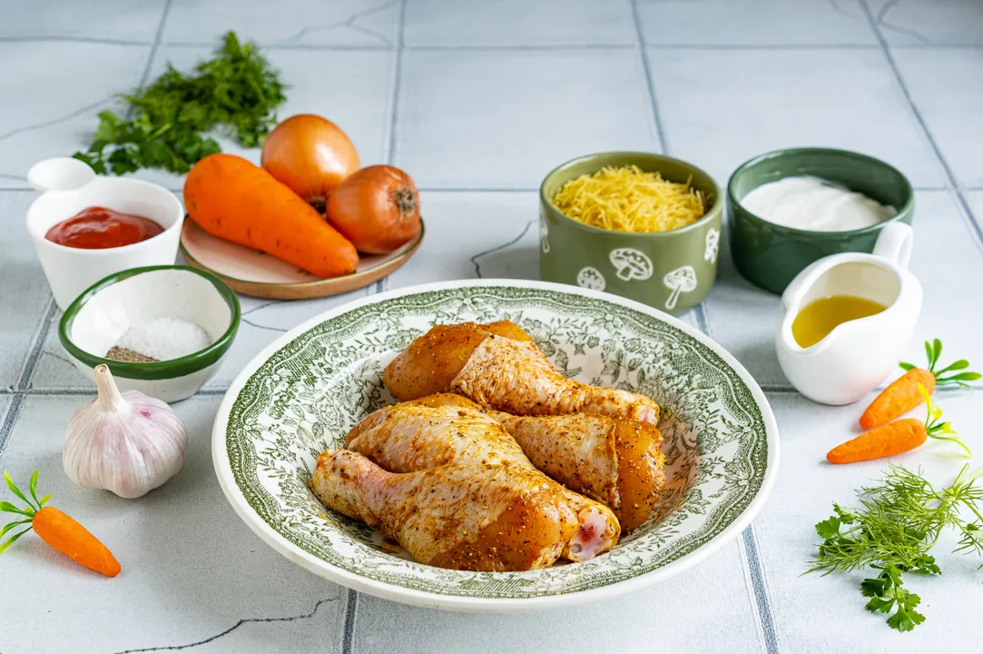 Курячі гомілки помийте, обсушіть від зайвої вологи паперовими серветками. Натріть шматочки курки сумішшю із солі та мелених спецій. Залиште курячі гомілки на 20-30 хвилин при кімнатній температурі, щоб вони промаринувалися.