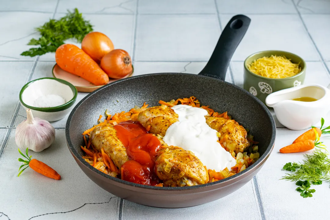 Помішуючи, обсмажте інгредієнти разом до м'якості овочів. Потім додайте жирну сметану і томатний соус.