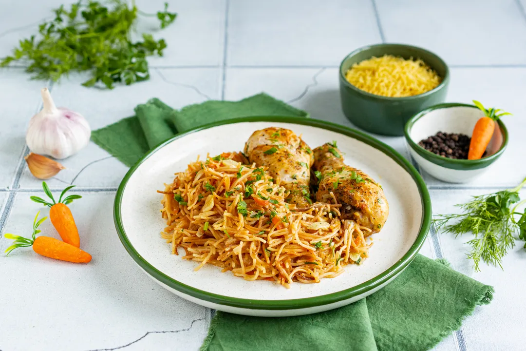 Подавайте вермішель з куркою та овочами відразу після приготування, поки страва не охолола.