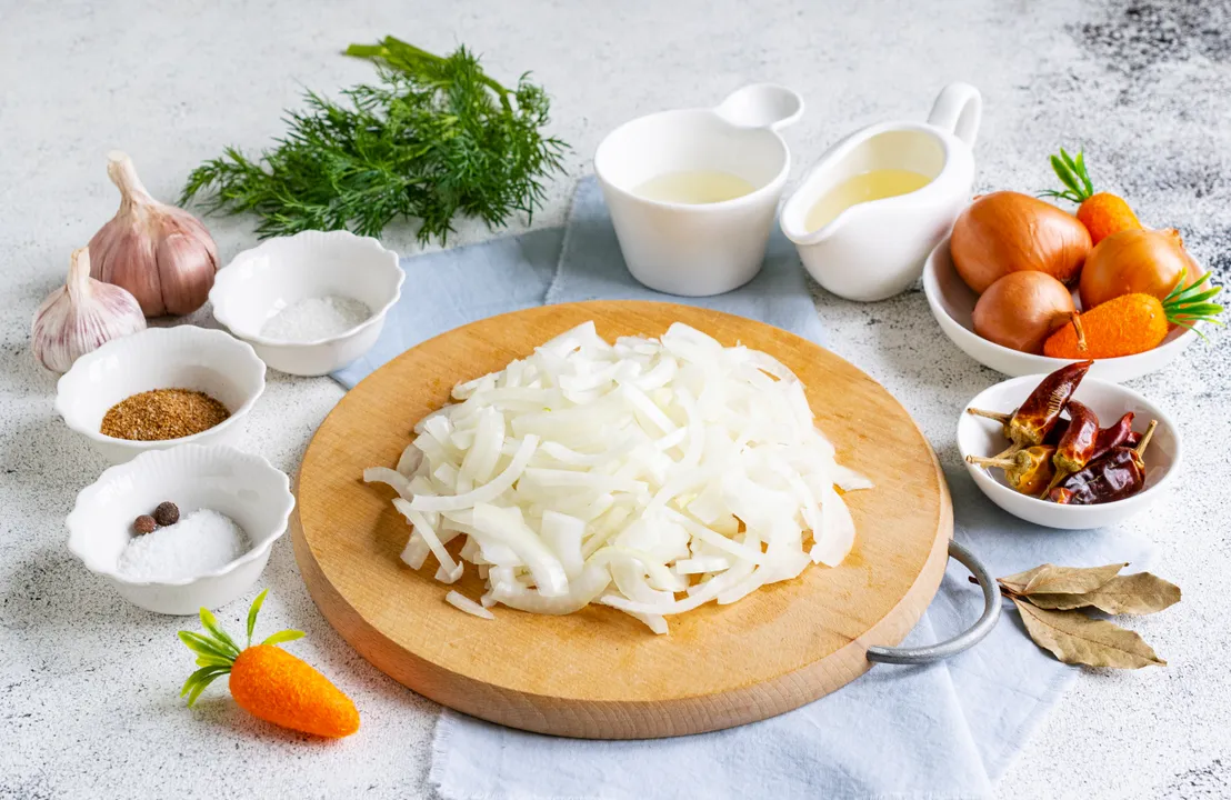 Peel the onion, cut it into medium-thick quarter rings.