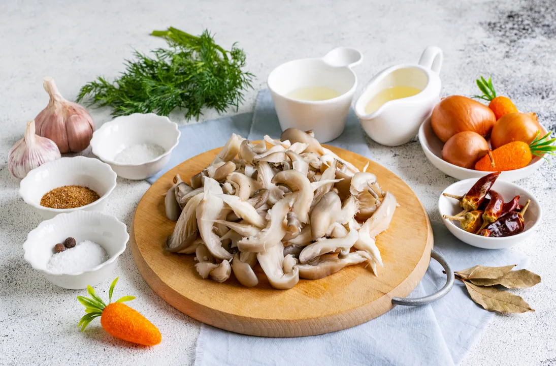 Wash the oyster mushrooms, remove the tough base near the stems. Cut the mushrooms into long strips.
