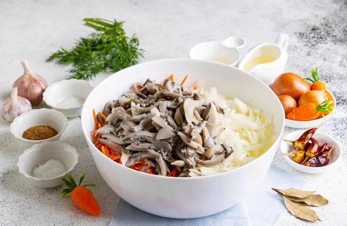 Add boiled oyster mushrooms to the vegetables.