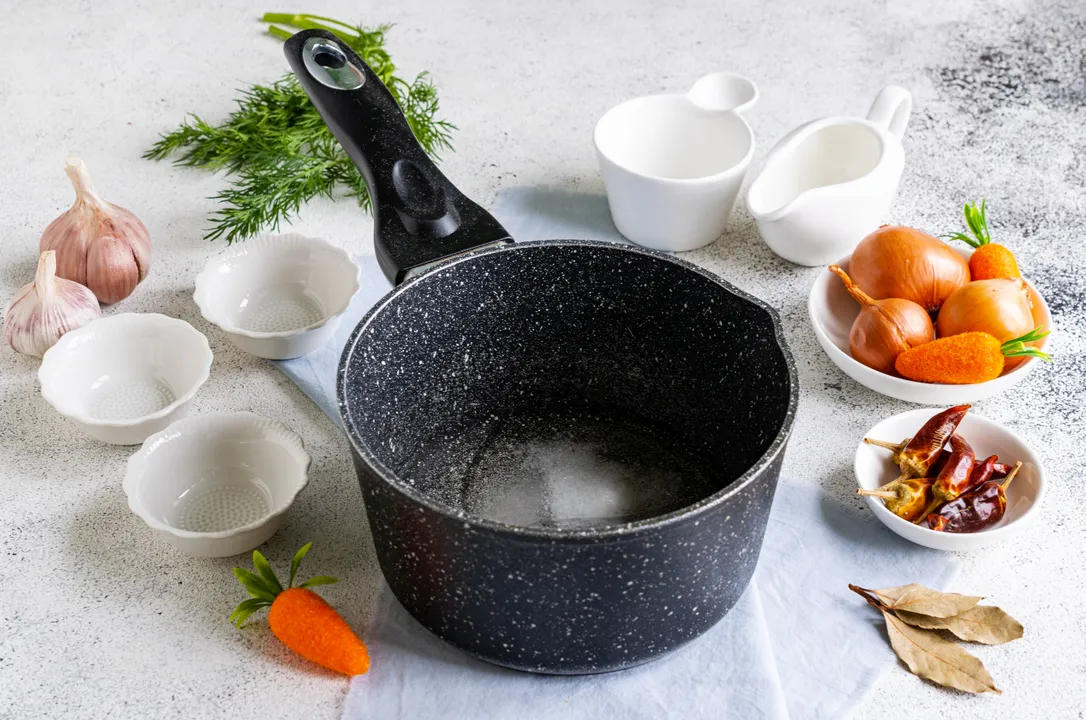 For the marinade, combine apple cider vinegar (6%), refined oil, salt, and sugar in a saucepan or small pot. Stir the ingredients, then bring the marinade to a boil.