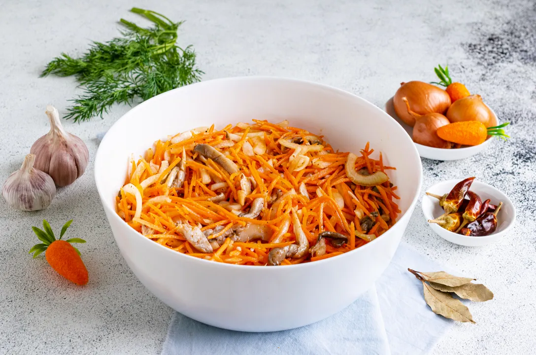 After the specified time, the Korean-style oyster mushrooms with vegetables will be marinated and ready for consumption.